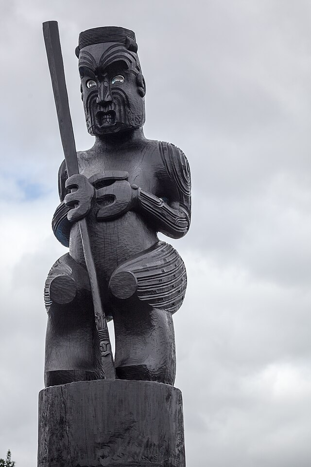 Tūmatauenga (Maoris, Nouvelle-Zélande). Dieu des conflits humains. Il est l’un des principaux dieux dans la mythologie maorie. Il incarne l'aspect destructeur de l'humanité.