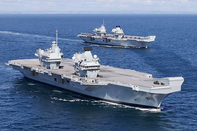 Un porte-avions, pour quoi faire ?
Les porte-avions HMS Queen Elizabeth et HMS Prince of Wales