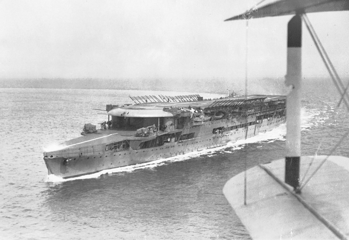 Histoire du Porte-avions. Le HMS Furious, dérivé de la classe de croiseur de bataille courageous en service dans la Royal Navy de 1917 à 1948.