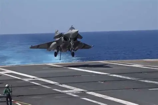 Comment faire la différence entre un "vrai" porte-avions et un simple porte-aéronef ?